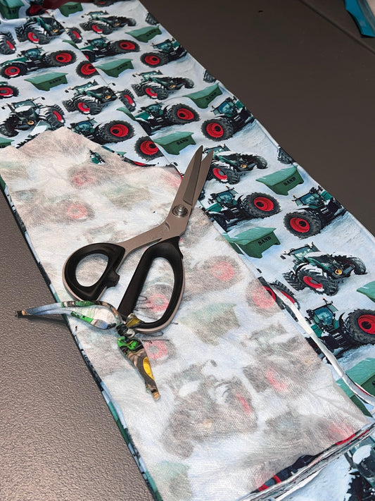 Produksjonsprosessen – Slik klipper og syr jeg barneklær som tåler både lek og vask