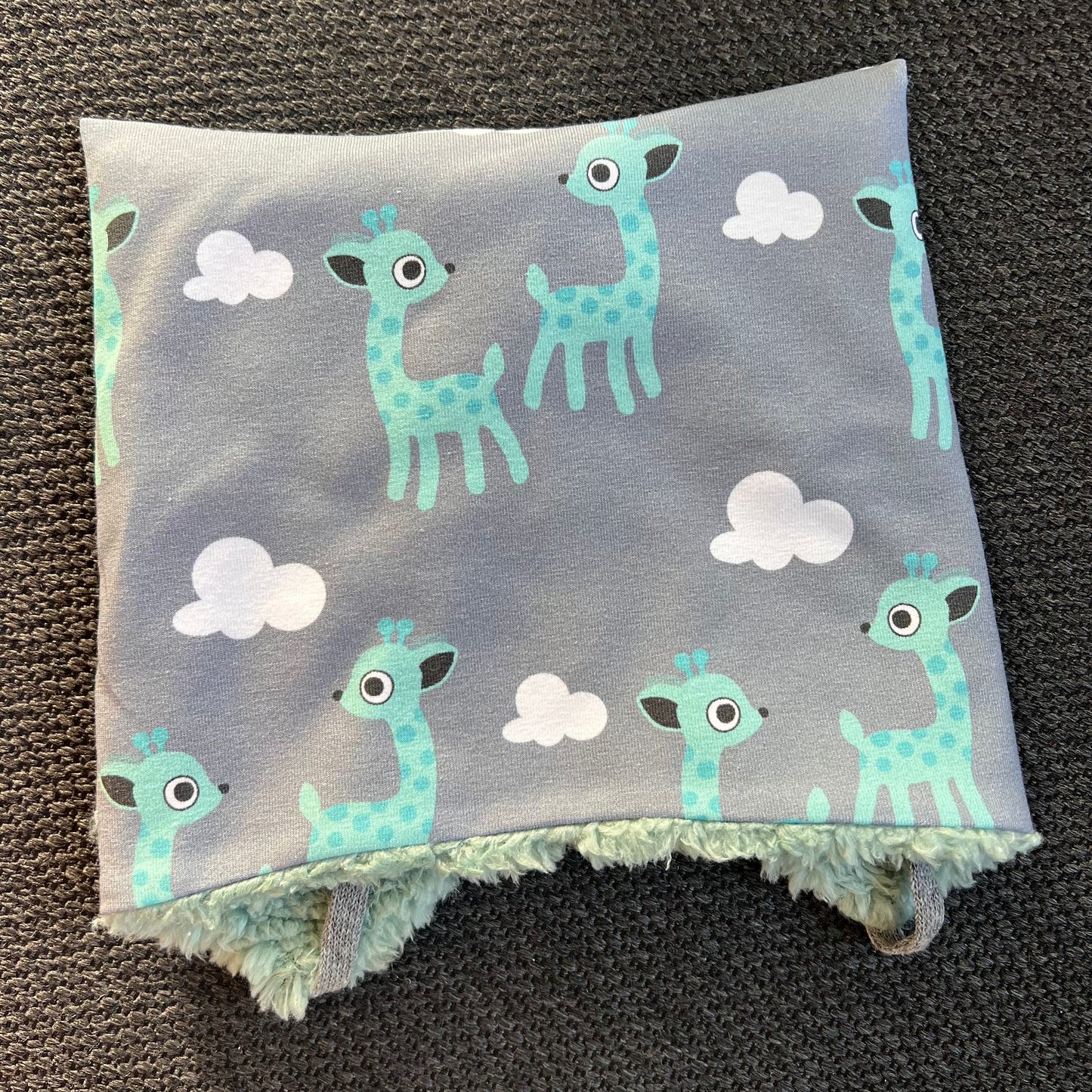 Knyttelue mint bambiraff med pelsfor