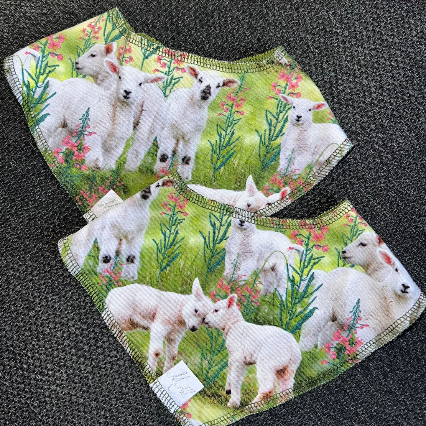 Smekke Lam i blomster eng