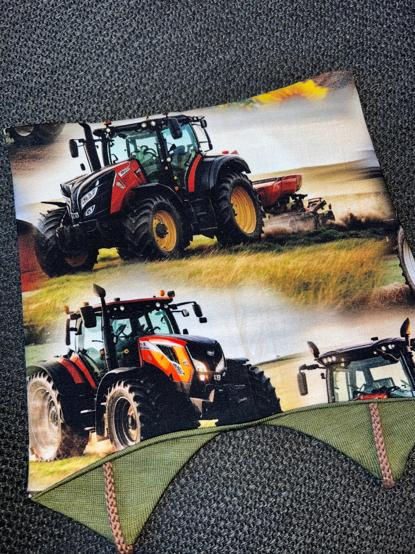 Knyttelue rød traktor m/ull