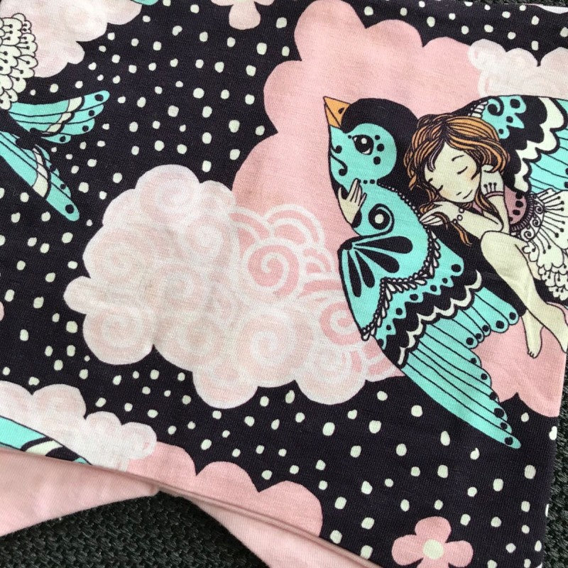 Knyttelue jenta og fugl