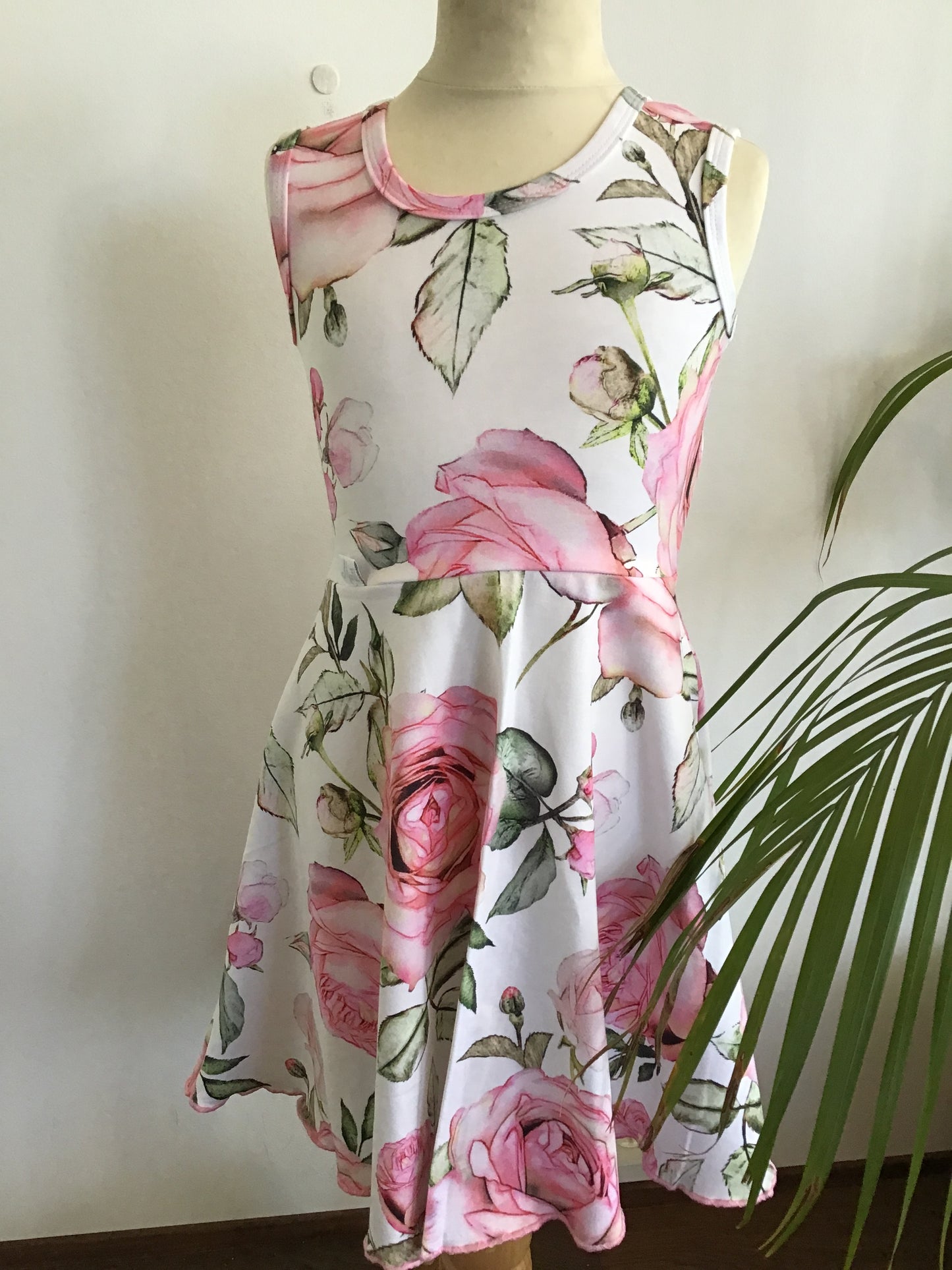 Kjole roser på hvit