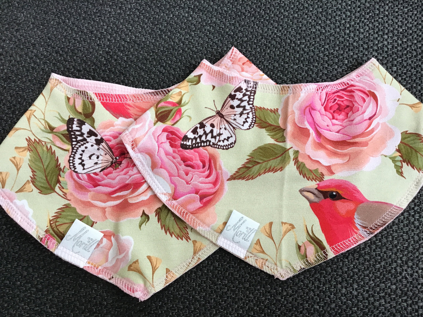 Smekke rosa fuggel og blomst