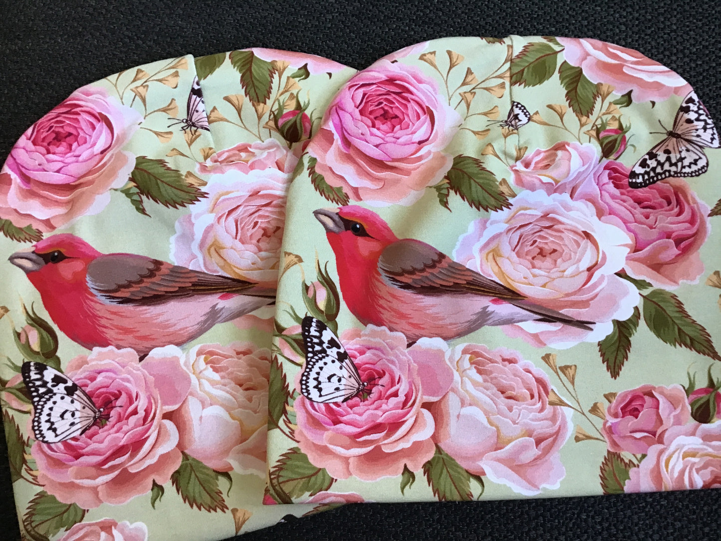 Roser og rosa fuggel lue