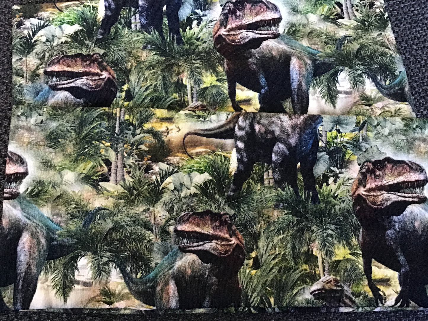 Pannebånd dinosaur i skog