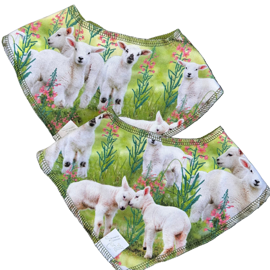 Smekke Lam i blomster eng