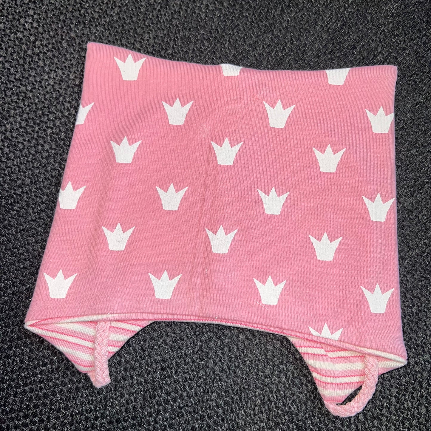 Knyttelue rosa Kroner striper