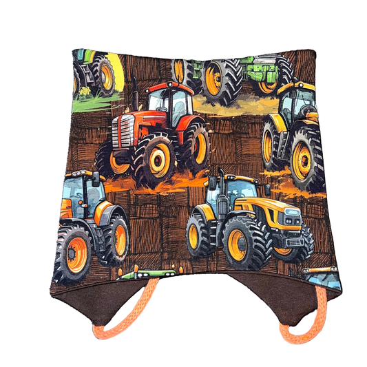 Knyttelue til barn med traktorer på brun