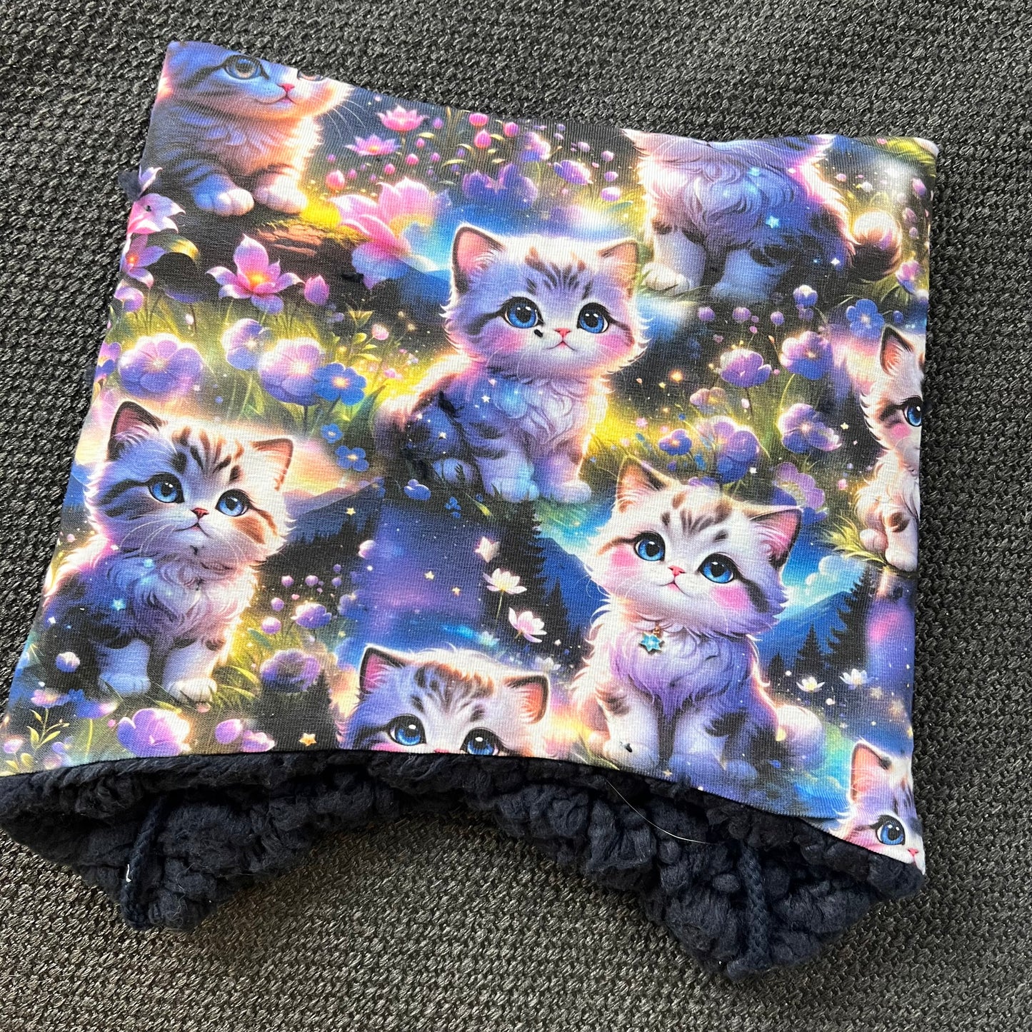 Knyttelue Lilla Katt m/pelsfor