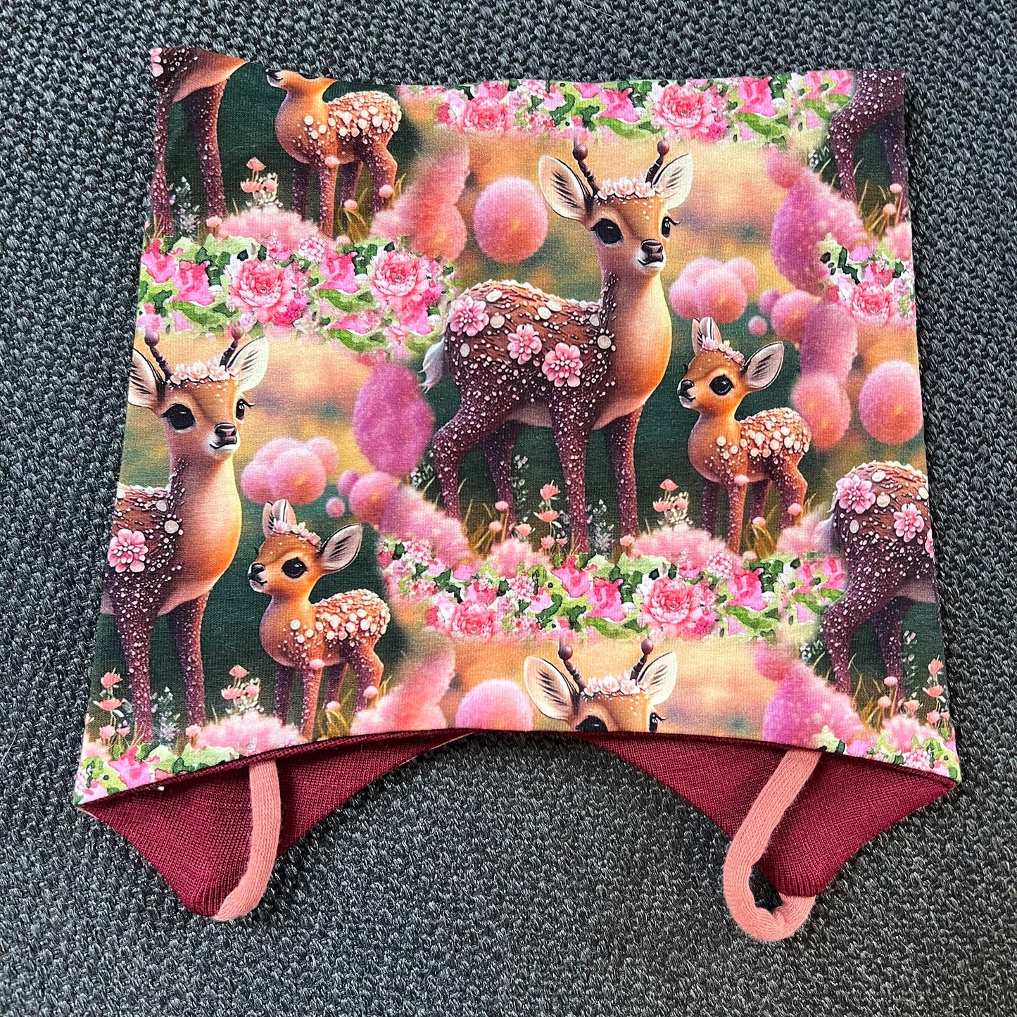 Knyttelue Rådyr og blomster m/ullfor