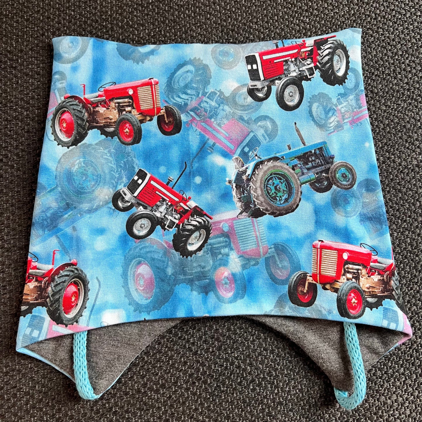 Knyttelue Blå/Rød traktor