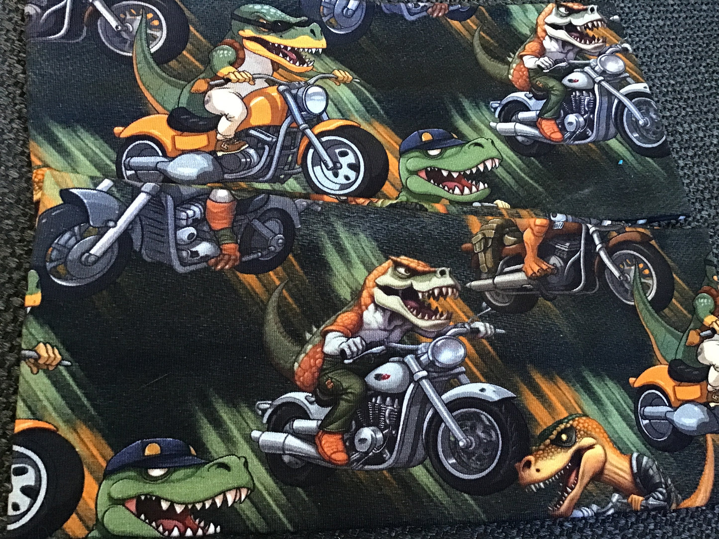 Pannebånd dinosaur på motorsykkel